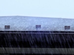 豪雨に打たれる屋根