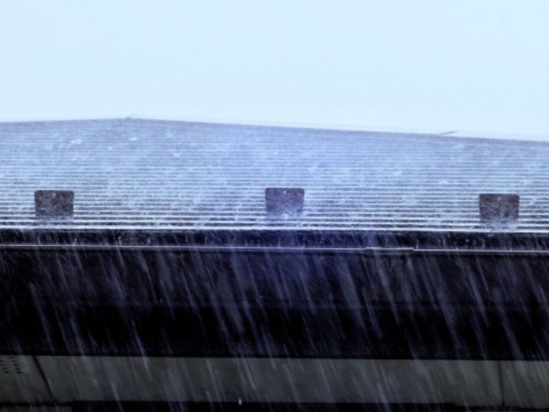 豪雨に打たれる屋根