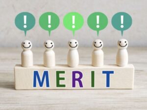 笑顔の人形とMERIT