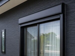 黒いサイディングに映えるシャッター付き窓のクローズアップ