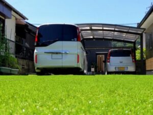 住宅の敷地内に止められた2台の車