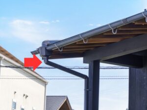 矢印で示された住宅の雨樋