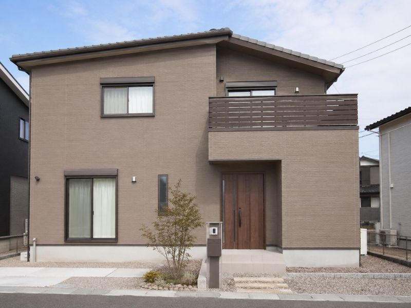 外壁塗装で選ばれるモカ系カラーの魅力とは？住まいに馴染む色選びと失敗を防ぐ確認ポイント